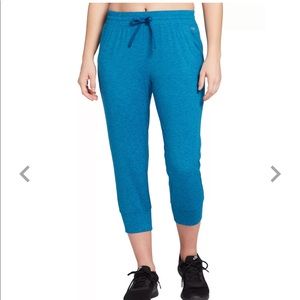 Mid rise capri joggers